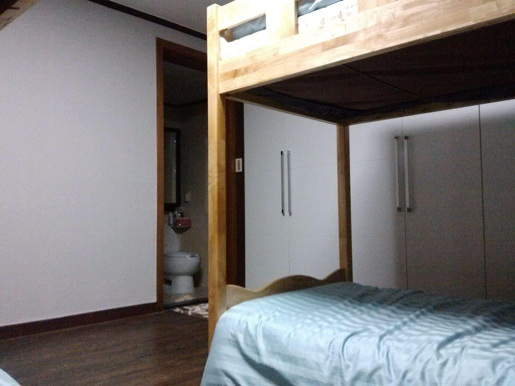 K Star Road Guesthouse - Hostel Seoul Eksteriør bilde